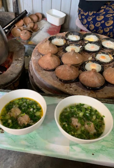 Không gian ấm cúng tại bánh căn Cô Hường