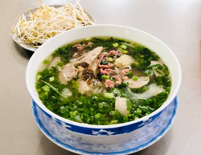 Hình ảnh tô phở Hòa với thịt bò tươi ngon và nước dùng trong veo