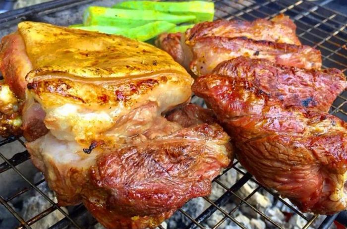 Không gian ấm cúng với khu vực nướng tại bàn ở Quán Nhậu 36A