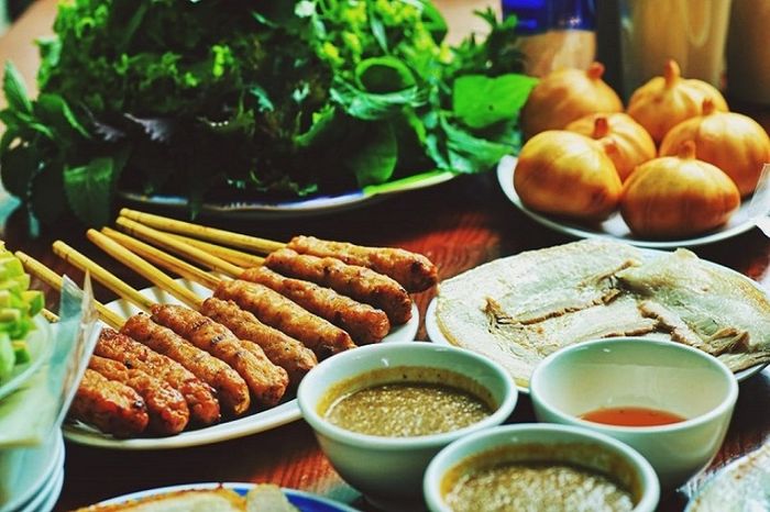 Hình ảnh set bún bò và nem lụi đầy đặn tại quán Bé Bi