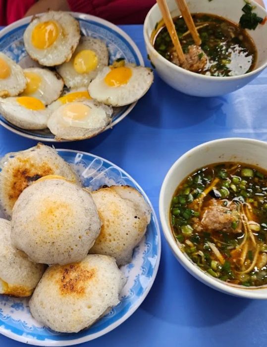 Hình ảnh bánh căn Cô Chín vàng ruộm hấp dẫn