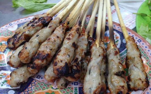 Không gian ấm cúng và món ăn hấp dẫn tại quán Bà Ngọc Huế