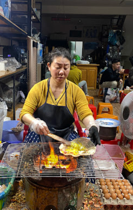 Không gian ấm cúng và những chiếc bánh tráng nướng thơm lừng tại quán Cô Phượng