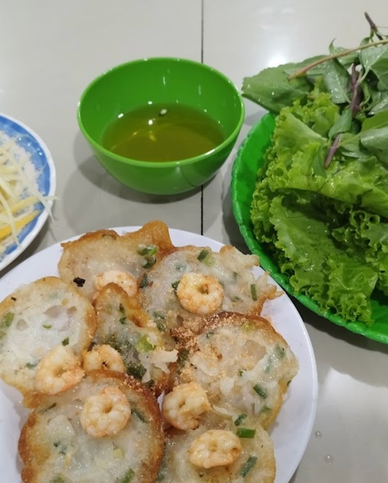 Hình ảnh bánh khọt cô Xuân vàng ruộm hấp dẫn