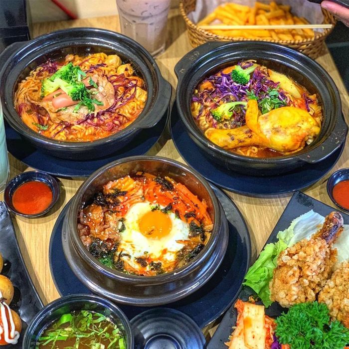 Tô mỳ cay Hàn Quốc đầy màu sắc tại SaSin Quán (Ảnh 2)