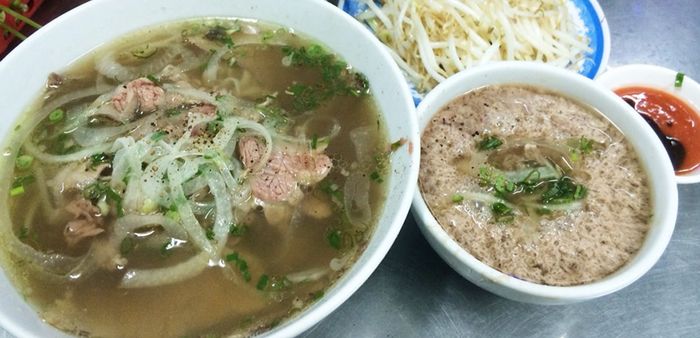 Hình ảnh không gian ấm cúng tại quán Phở Hoàng Yến