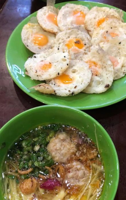 Không gian ấm cúng tại Bánh căn Nhà Chung