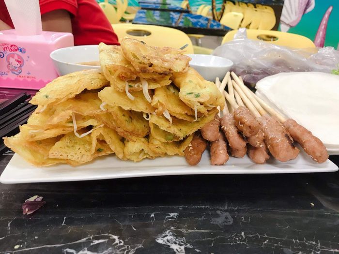 Hình ảnh bánh xèo vàng giòn cùng nem lụi thơm phức tại Anh Em 84 Khúc Hạo