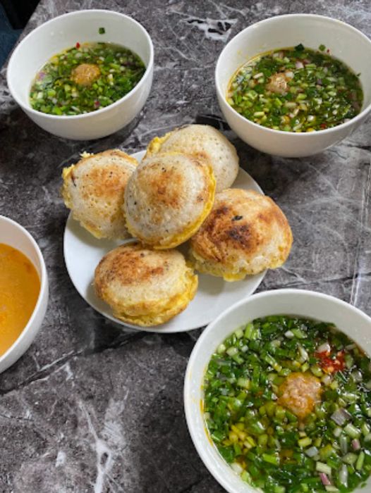 Hình ảnh bánh căn Cô Hường vàng ươm hấp dẫn