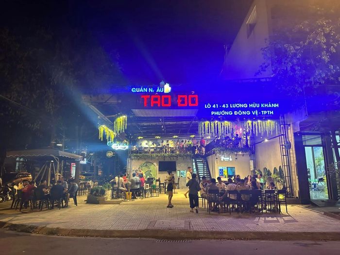 Khu vực nướng tại bàn đầy hấp dẫn ở Táo Đỏ Quán