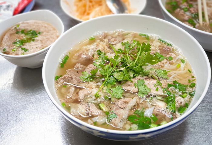 Hình ảnh tô phở Dậu với nước dùng trong vắt, thịt bò tươi ngon