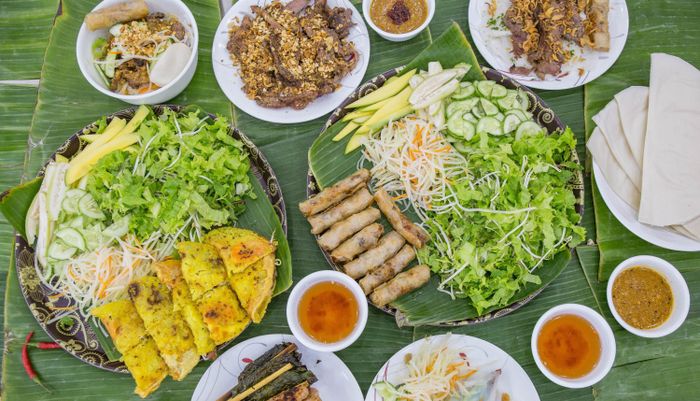 Hình ảnh bò lá lốt cuốn nem lụi vàng ruộm tại Kim Anh