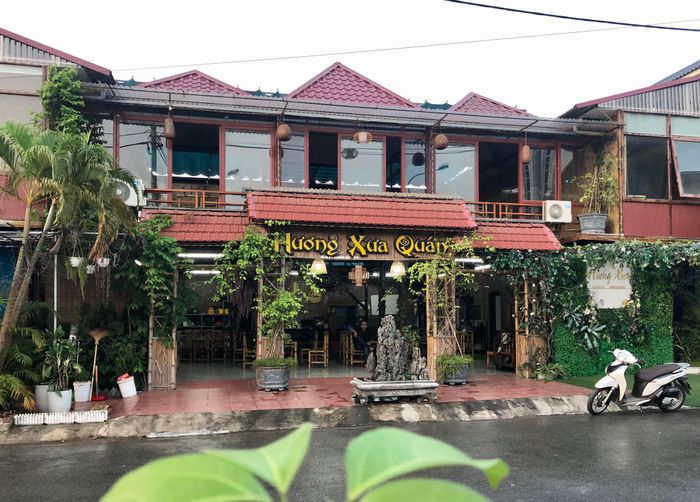 Góc ảnh thứ hai về không gian ấm cúng tại Hương Xưa Quán
