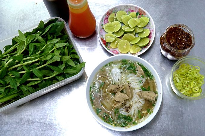 Hình ảnh không gian ấm cúng tại quán Phở Anh