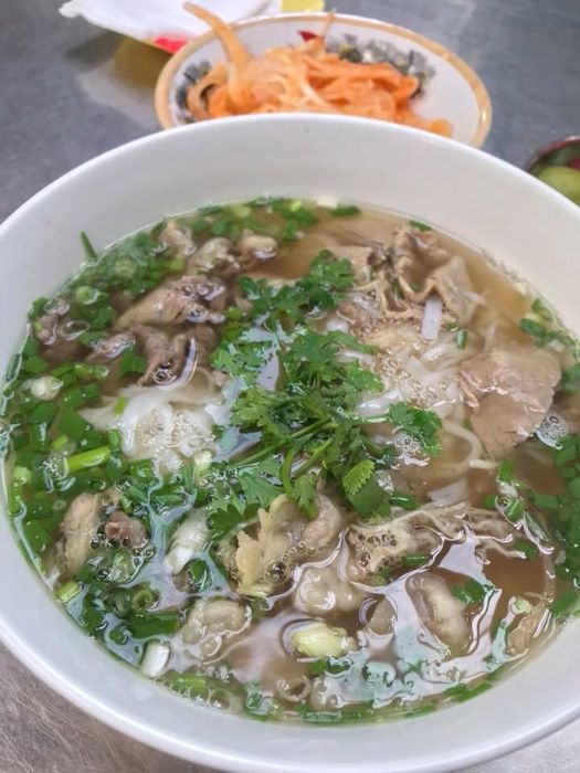 Hình ảnh tô phở Dậu thơm ngon đúng điệu