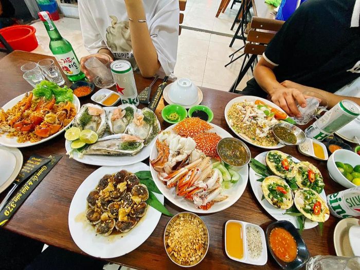 Không gian ấm cúng và món ăn bắt mắt tại Ốc 379