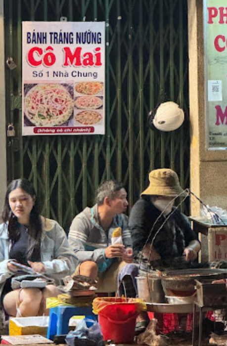 Hình ảnh bánh tráng nướng thơm ngon tại Cô Mai Nhà Chung