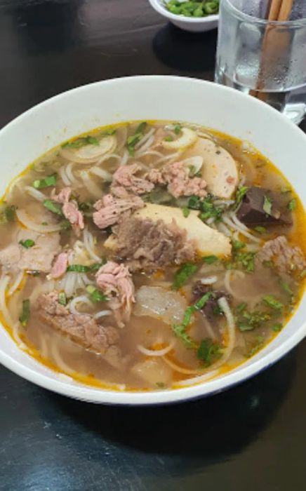 Hình ảnh bún bò Huế Tràng Tiền – Tô bún bắt mắt với sắc đỏ ớt hấp dẫn