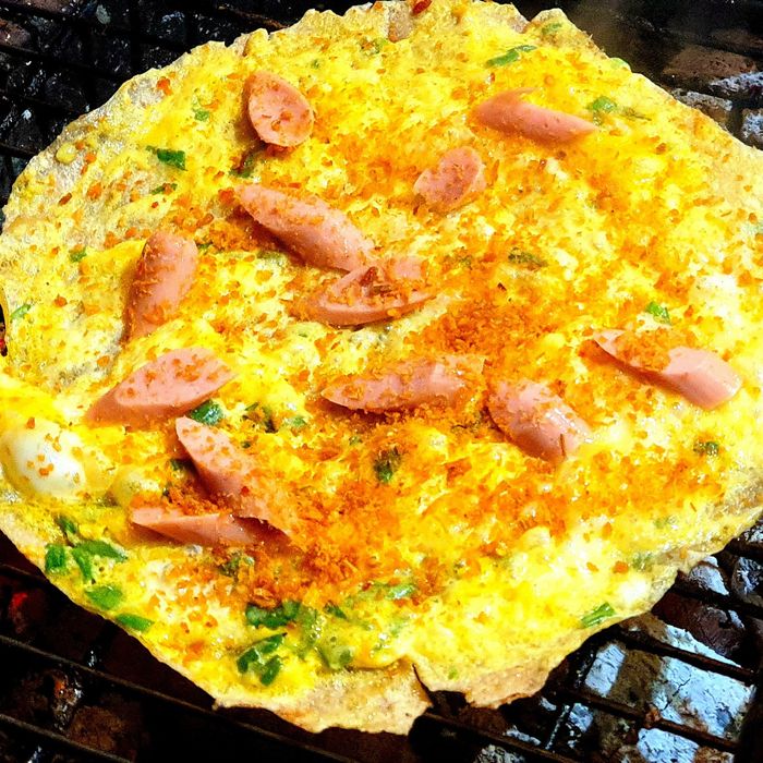 Không gian ấm cúng và những chiếc bánh tráng nướng vàng ruộm tại quán 112