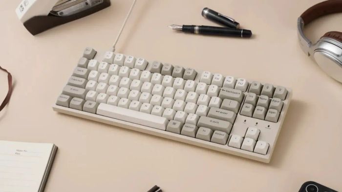 Keychron C1 Pro 8K được thiết kế theo kiểu tray-mount với tấm plate làm từ kim loại