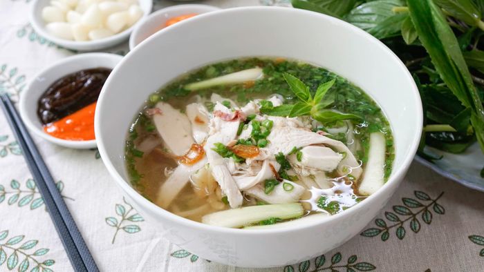 Hình ảnh tô phở Hương Bình thơm ngon với nước dùng trong veo