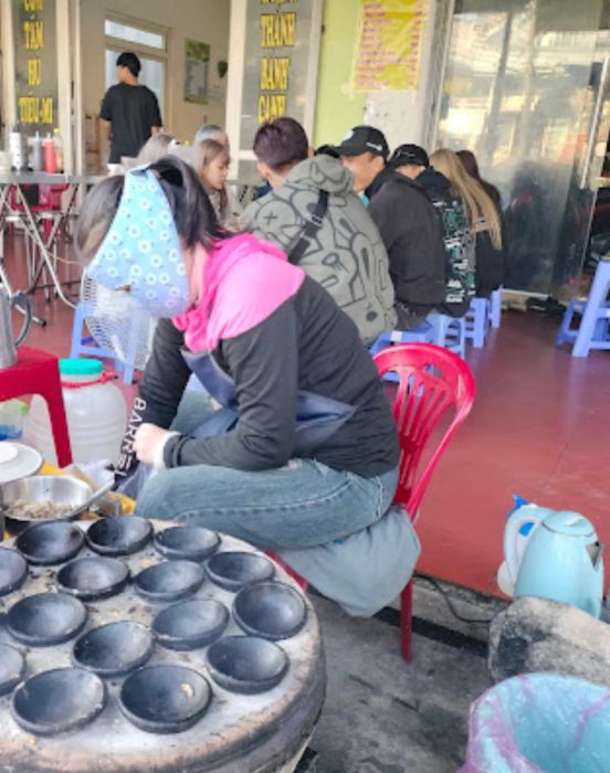 Không gian ấm cúng tại bánh căn Vinh 50 Yersin