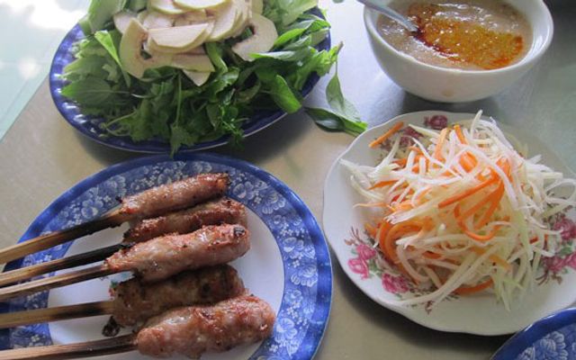 Hình ảnh set nem lụi đầy đặn với rau sống tươi ngon tại Phương Oanh