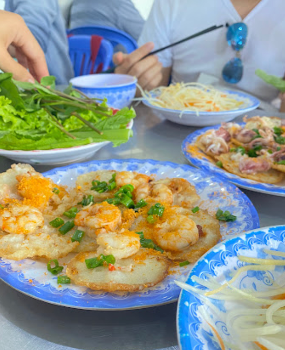 Hình ảnh bánh khọt Gốc Vú Sữa vàng giòn hấp dẫn