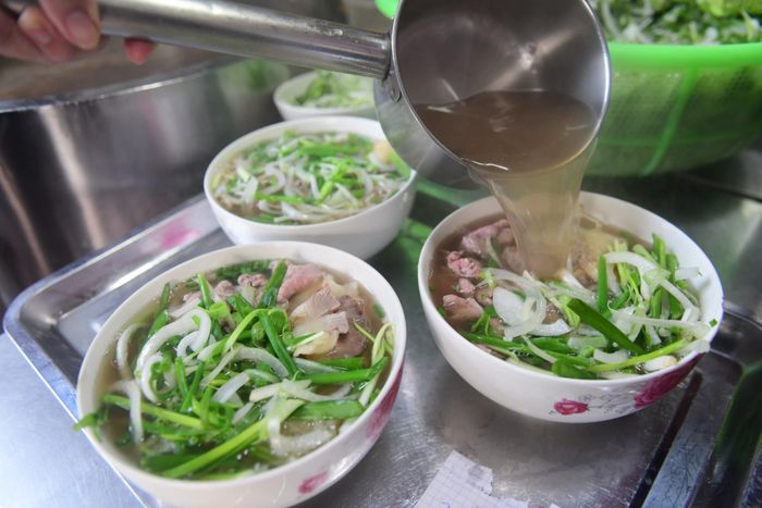 Hình ảnh tô phở Phú Gia với thịt bò tái chín hấp dẫn
