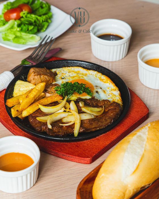 Góc thưởng thức bò chảo thơm ngon tại VƯU Cake & Cafe