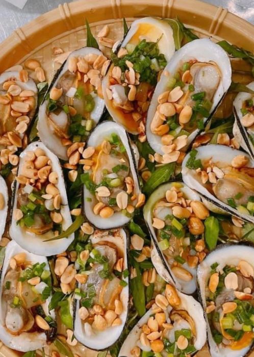 Không gian ấm cúng và đông vui tại Ốc Kênh Tẻ