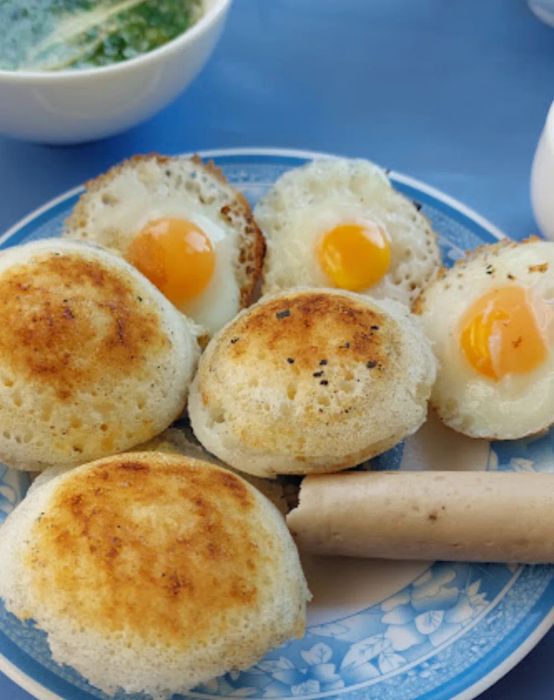 Hình ảnh bánh căn Cô Chín vàng ruộm hấp dẫn