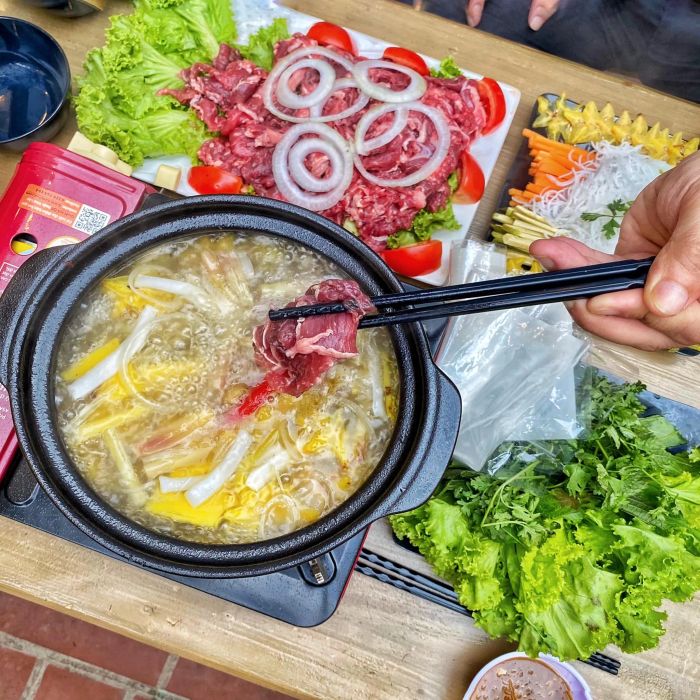Không gian ấm cúng với những món ốc đặc sản tại Boong Quán