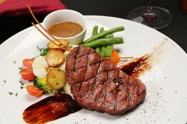 Không gian sang trọng tại Nhà hàng Ngự Uyển Phú Quốc