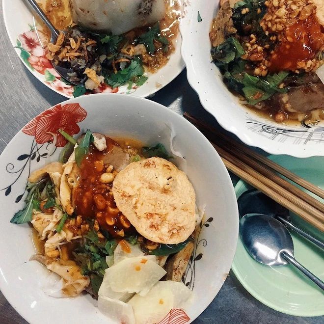 Hình ảnh tô phở chua Lạng Sơn với sợi phở trắng ngần và sốt nâu đặc trưng