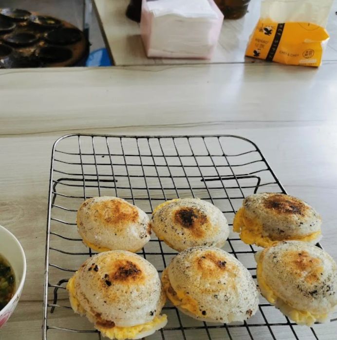 Hình ảnh bánh căn Cô Lệ vàng giòn hấp dẫn