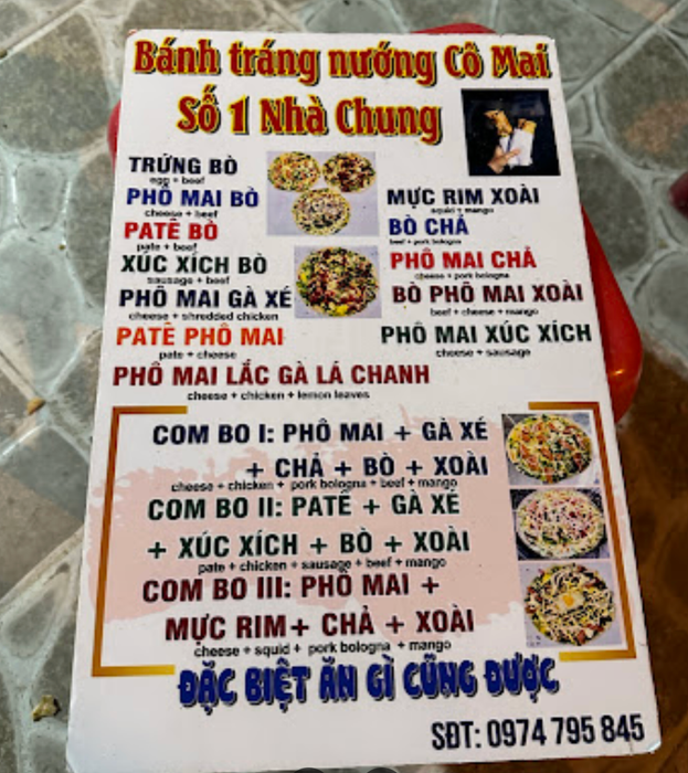 Khoảnh khắc thưởng thức bánh tráng nướng đầy màu sắc tại Cô Mai Nhà Chung