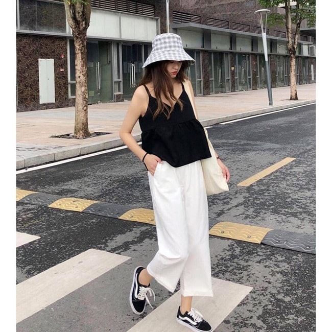 Phong cách thời trang nữ tại TinaStore.vn luôn đổi mới và tạo dấu ấn riêng biệt với các thiết kế tinh tế, trẻ trung, phù hợp với xu hướng thời trang hiện đại, từ trang phục thường ngày đến những bộ đồ dành riêng cho các sự kiện đặc biệt.