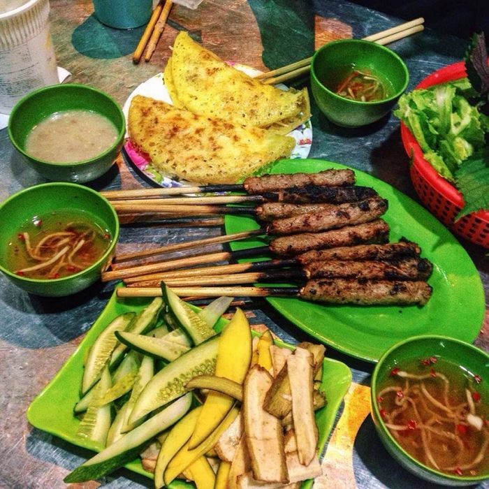Không gian trẻ trung và món nem lụi hấp dẫn tại quán Bé Bi