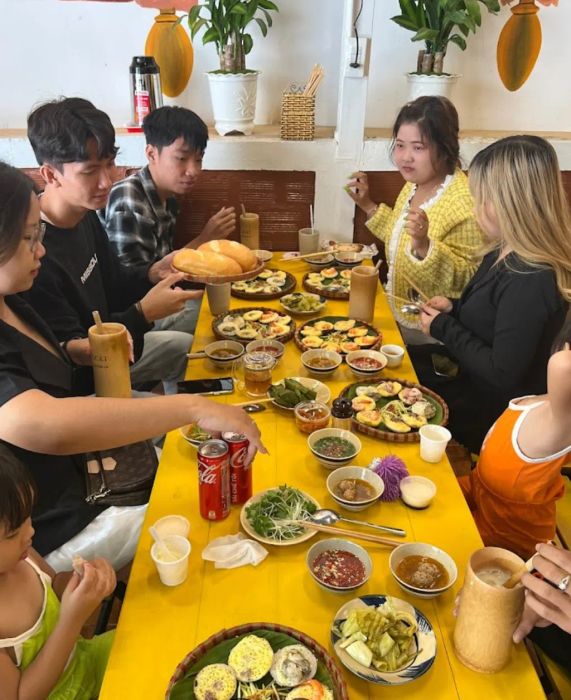 Hình ảnh không gian ấm cúng tại bánh căn A Cát