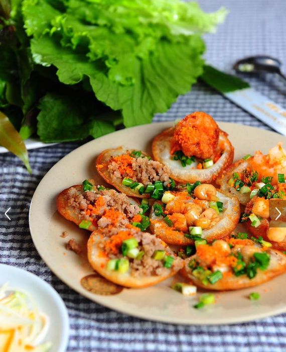 Hình ảnh bánh khọt Cô Ba vàng ươm hấp dẫn
