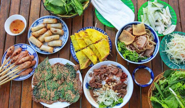 Hình ảnh bánh xèo vàng giòn cùng nem lụi thơm ngon tại quán Cô Mười