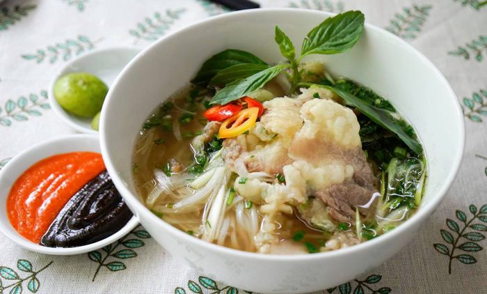 Hình ảnh không gian ấm cúng tại quán Phở Hương Bình