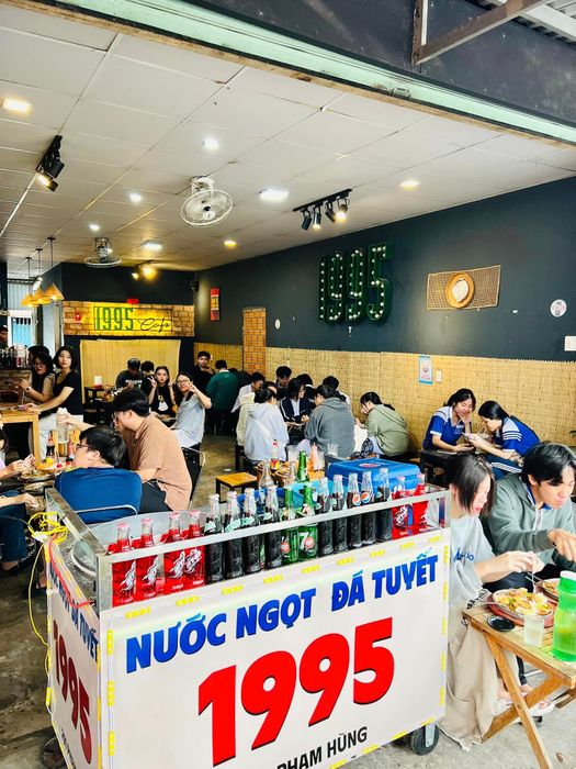 Không gian ấm cúng tại Bánh Mì Chảo 1995
