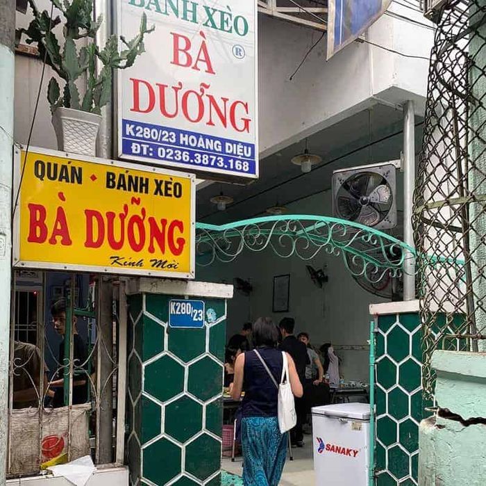 Không gian ấm cúng và món nem lụi thơm ngon tại quán Bà Dưỡng