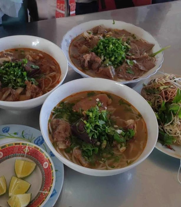 Hình ảnh 2 - Bún bò Thành Nội: Sắc màu hấp dẫn đậm chất Huế