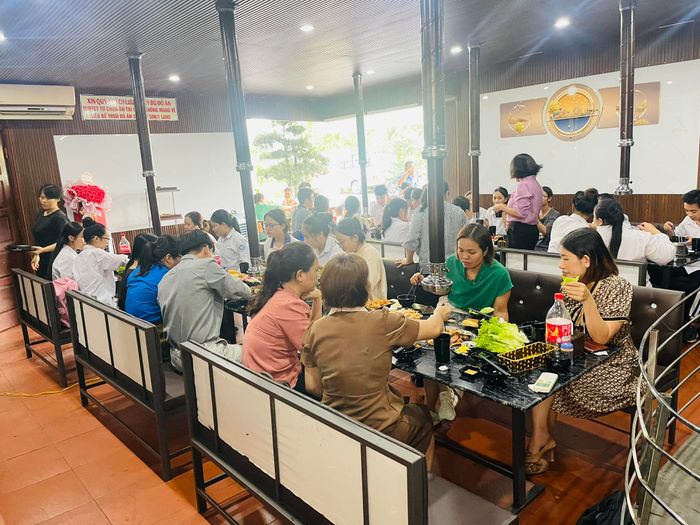 Bữa tiệc buffet đa dạng tại Mạo Khê