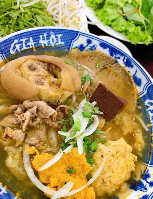 Ảnh 2 - Bún bò Gia Hội: Tô bún thơm ngon đầy màu sắc