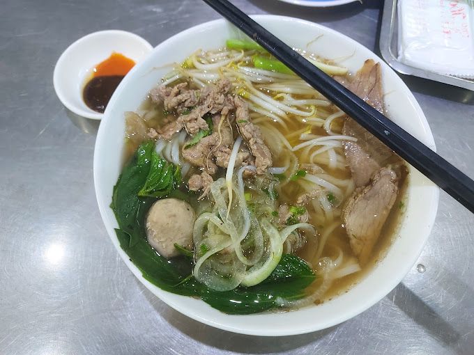 Hình ảnh tô phở Hoàng Yến với nước dùng trong veo và thịt bò tươi ngon