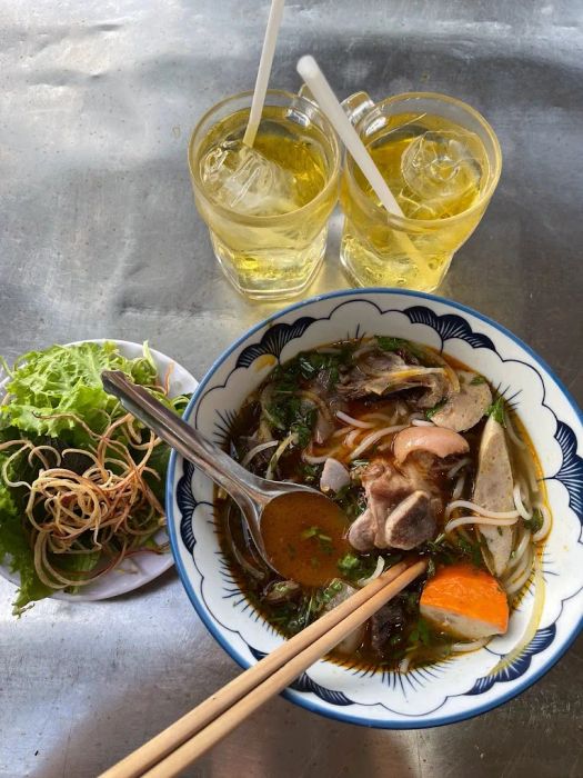 Hình ảnh tô bún bò Huế đêm tại 725 Hoàng Sa